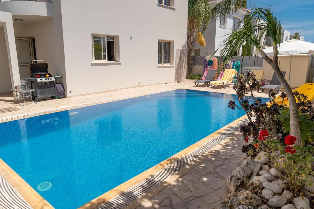 Palm Villa Ekaterina 4 bdrm Paralimni Esterno foto
