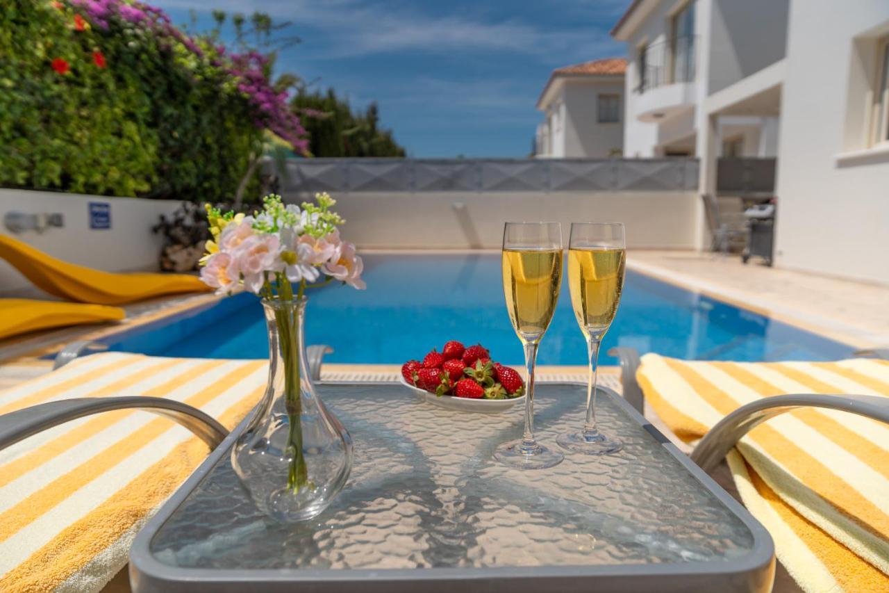 Palm Villa Ekaterina 4 bdrm Paralimni Esterno foto
