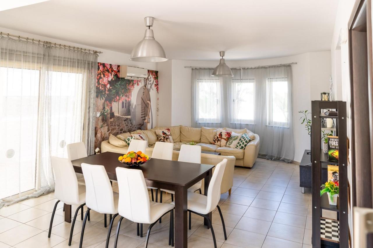 Palm Villa Ekaterina 4 bdrm Paralimni Esterno foto