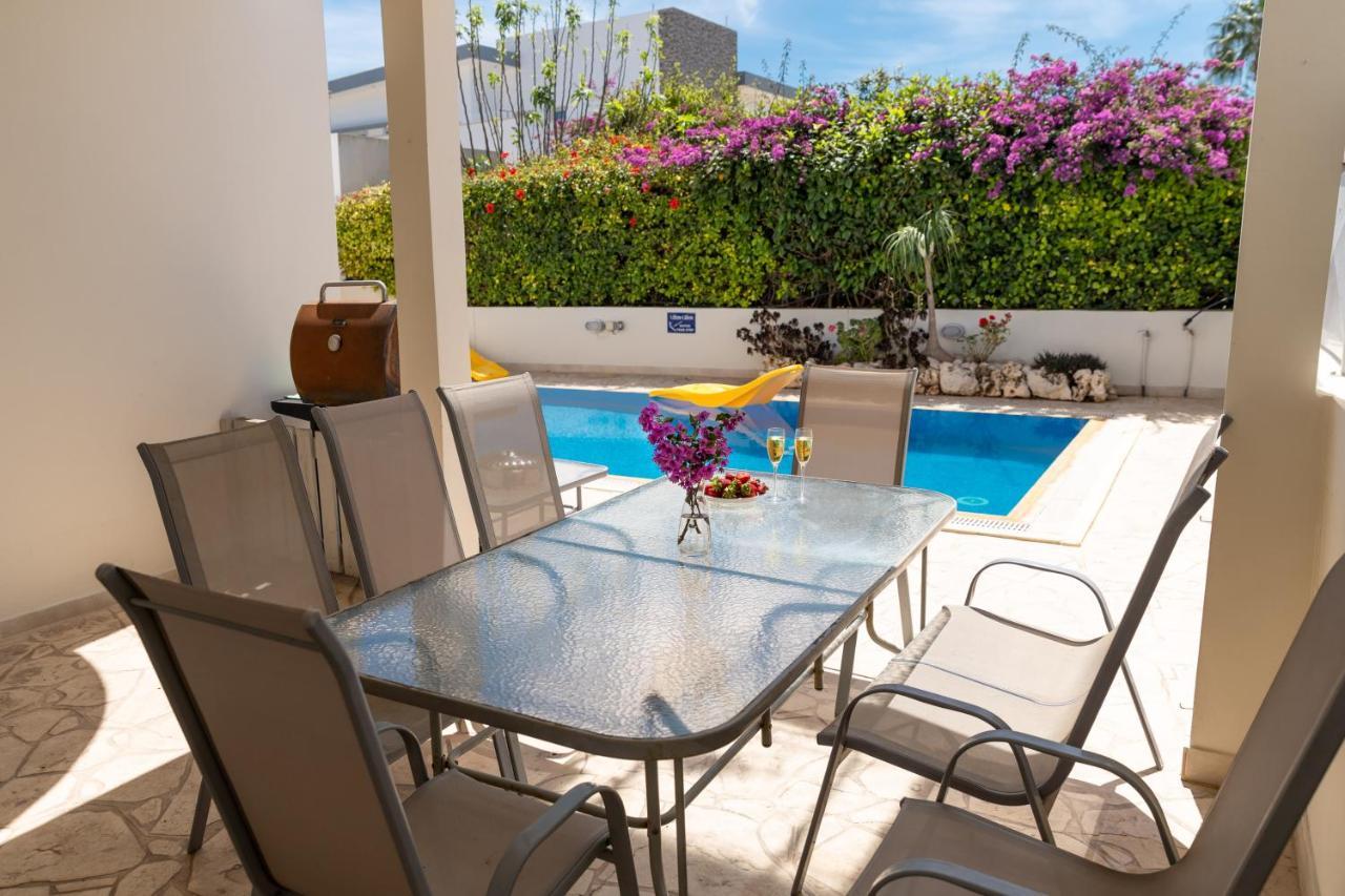 Palm Villa Ekaterina 4 bdrm Paralimni Esterno foto