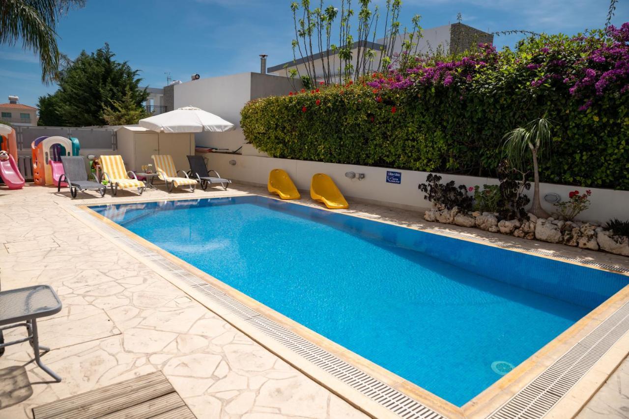 Palm Villa Ekaterina 4 bdrm Paralimni Esterno foto