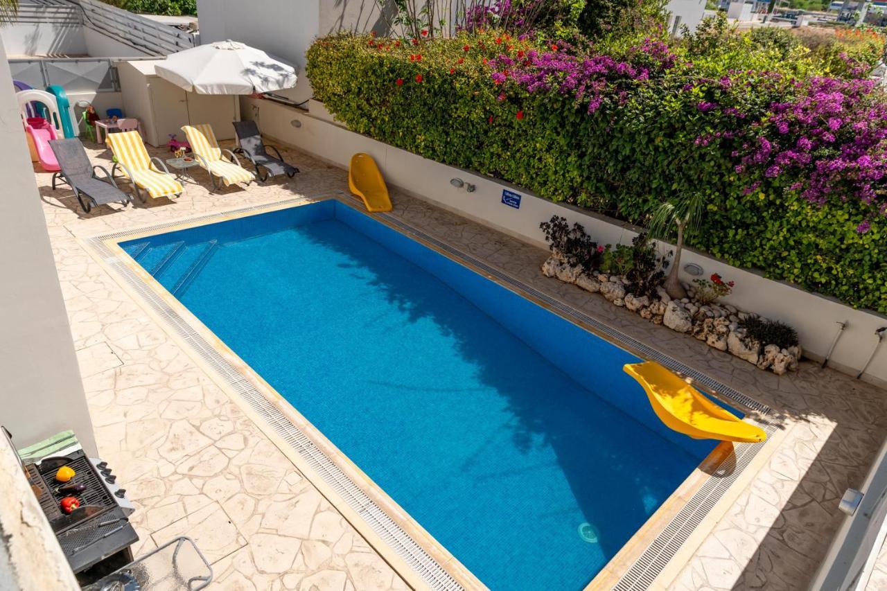 Palm Villa Ekaterina 4 bdrm Paralimni Esterno foto
